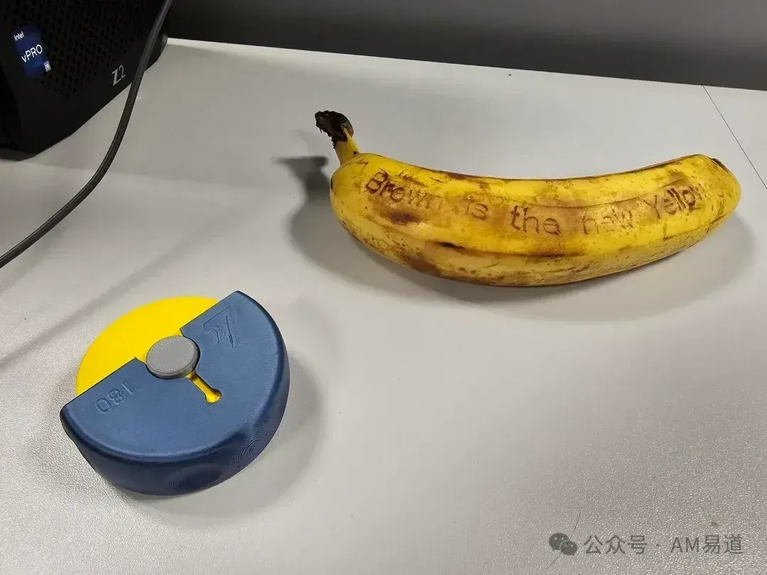 3D打印定制压印滚轮，让香蕉秒变社交爆款！利用物理氧化原理实现无墨印字，可个性化定制文案。项目在MakerWorld开源，兼具娱乐性与商业潜力，展现3D打印在创意营销与情绪价值领域的无限可能。周末一起玩转非典型创作！