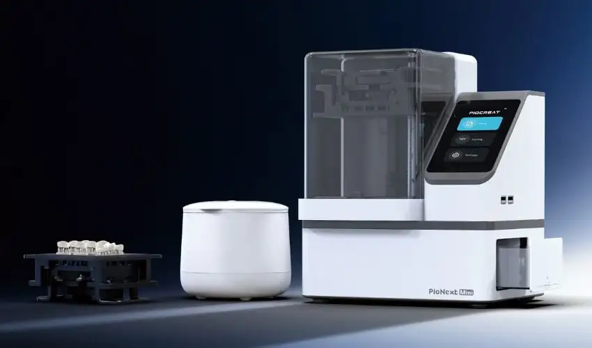 中国3D打印服务商PioCreat以提供行业专用增材制造解决方案为特色，打破“通用型”模式，在市场中脱颖而出。该公司展示了口腔领域的专用打印机：支持椅旁牙冠制作的PioNext Mini与适用于高精度牙模的DJ89 PLUS；在医疗领域，MS01 SE实现骨科器械的高效制造，而IPX2专注于定制鞋垫生产；针对工业应用，G5Ultra颗粒打印机兼容高温材料与热塑性颗粒；此外，HALOT-X1 Combo为创客与专业用户提供易用型光固化打印方案。PioCreat通过定制化解决方案，全面展现了3D打印在多领域提升效率、精度与适用性的巨大潜力。