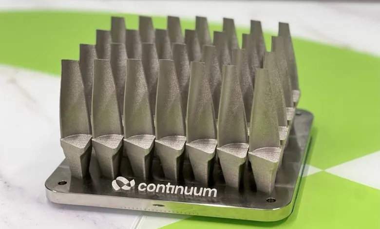 在Formnext 2025展会上，Continuum Powders展示了可持续的生产级金属粉末，聚焦于循环原料策略与严格认证流程。关键进展包括面向粘结剂喷射成型的高温超高温合金M247/M247LC，采用回收美国原料进行合格认证的OptiPowder Ni718，以及可实现闭环回收的Direct Powder Feeder™系统。与HP AM Solutions、TECNALIA和INDO-MIM的战略合作加速了粘结剂喷射技术的应用，确保材料一致性、供应链韧性，并在不牺牲性能的前提下减少环境影响。