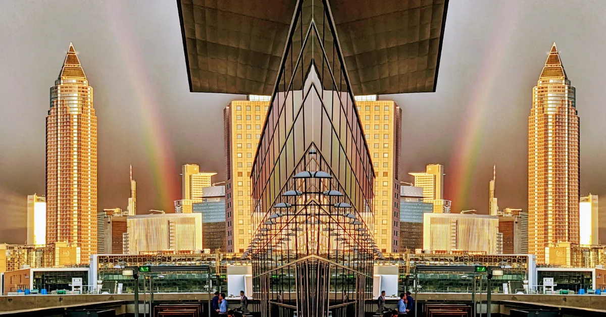 2015年法兰克福formnext展会启幕时，它只是新兴工业3D打印领域的小型橱窗。两百家展商挤在展馆角落，观众穿梭于激光烧结系统和聚合物原型之间，仍在犹疑增材制造能否穿越炒作迷雾。十年后，参展人数突破三万四千人，所有主流航空航天、汽车和医疗原始设备制造商悉数到场。然而这十年的真正主线并非扩容的展馆与激增的激光设备，而是想象力缓慢而执着的工业化进程。