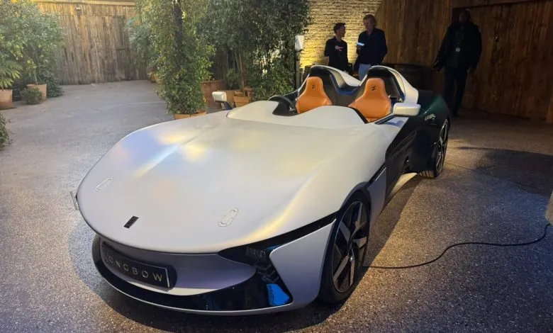 英国产3D打印机以创纪录时间（60天内）无模具制造全部外饰面板；LongBow Motors将增材制造与其“轻速哲学”理念深度绑定，面向定制化、备件生产及低资本支出制造——具体技术细节已于今年VoxelMatters独家专访中披露。
