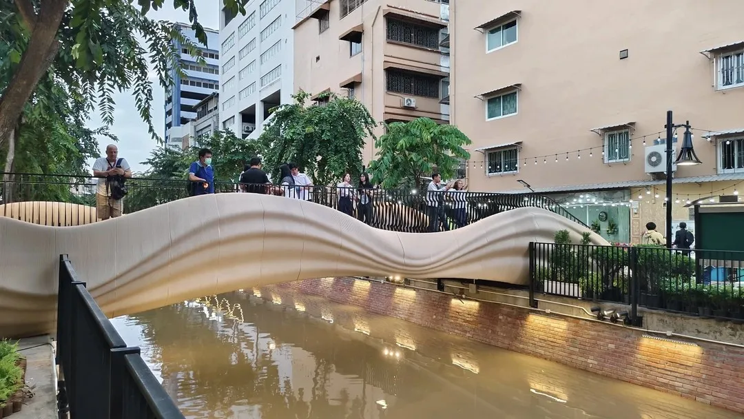 泰国暹罗水泥集团（SCG）在曼谷历史悠久的翁昂运河上建成一座3D打印人行桥，成为泰国数字化制造公共基础设施的早期范例之一。该项目于2025年竣工，作为曼谷市政府运河街区复兴计划的重要组成部分，融合了先进建造技术、文化元素研究与低环境影响材料的应用。