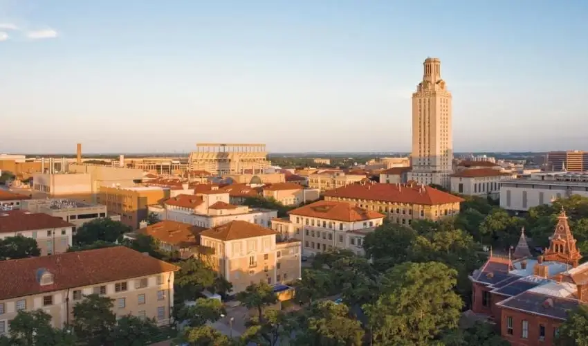 得克萨斯大学奥斯汀分校研究人员开发出一种名为全息超表面纳米光刻（HMNL）的新型3D打印技术，可实现复杂半导体组件的快速制造。该方法通过超表面生成的全息图对混合树脂进行图案化，形成多材料微尺度结构（包含金属与聚合物），其精度优于人类发丝直径。在1450万美元DARPA资助及产业合作支持下，HMNL技术展现出在消费电子、国防系统、紧凑型航空航天及机器人部件领域的应用潜力，该技术致力于加速原型开发、减少废弃物并优化半导体生产工艺。