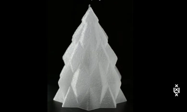 荷兰大学研究人员开发出创新型3D打印技术，利用蒸发冷却在无制冷条件下制成8厘米高冰雕圣诞树。该工艺在室温真空舱中实施，通过微射流结合快速水分蒸发与过冷现象实现冰层逐层沉积。整个26分钟成型过程无需支撑结构与废料产生，构件暴露空气即融。除装饰用途外，该技术凭借对相变与压力效应的精准调控，在生物组织支架、微流控乃至火星建筑领域均展现应用潜力。