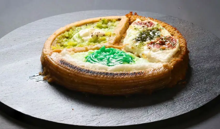 哥伦比亚大学研究人员通过3D打印与激光烹饪技术成功制作包含乳蛋饼风味塔、花椰菜披萨及青柠派的三道菜套餐，食物质地与传统烹饪相当。该项目由Jonathan Blutinger主导、Hod Lipson教授指导，历经六年研究将局域激光加热直接集成到增材制造流程中，突破质地调控瓶颈。团队使用14种常见食材，验证了软件驱动式烹饪在实现精准个性化营养与透明化食品制备方面的潜力。研究成果发表于《食品工程学报》，标志着数字食品制造技术的突破性进展，为未来营养定制与实体应用奠定基础。