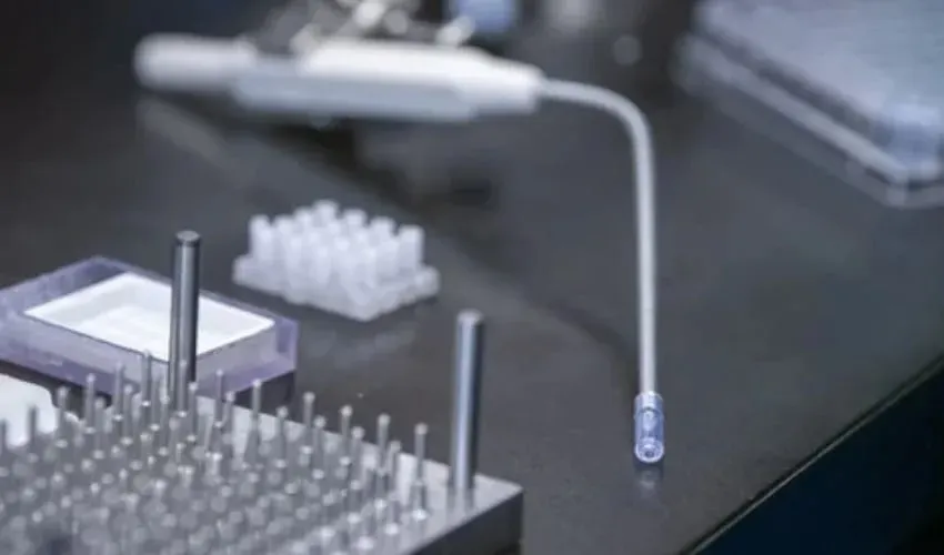 金斯顿健康科学中心与女王大学研究人员开发出用于胶质母细胞瘤活检的低成本3D打印手术胶囊。该装置可在手术中采集多个空间关联的组织样本，全面呈现肿瘤异质性。采用标准3D打印机制造（单件成本0.3美元），可无缝集成至手术流程。此工具有助于精细绘制肿瘤结构图谱，提升研究精度并推动手术与放疗方案设计的进步。其易得性与可复现性使其成为医学研究中具备广泛推广潜力的标准化解决方案。