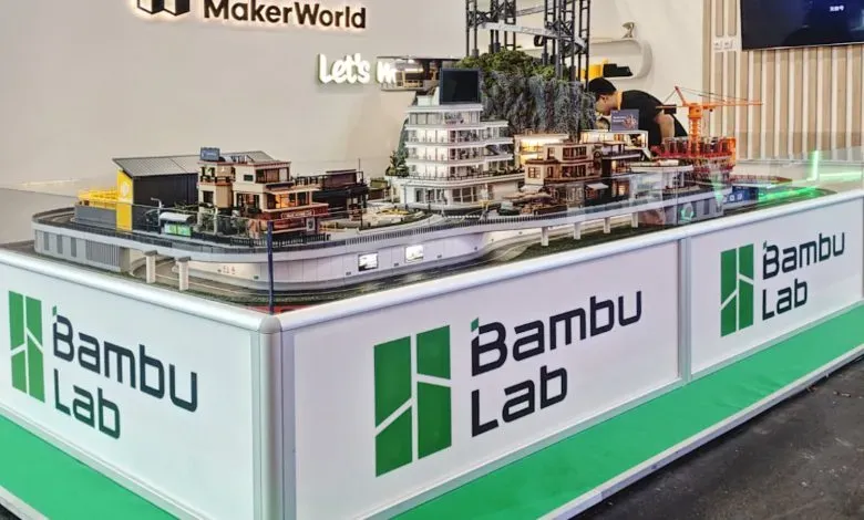 Bambu Lab在Formnext展会重磅发布CyberBrick项目，通过百台H2D打印机协同制造精密模块化城市模型，集电机、LED与微控制器于一体，实现从静态结构到动态机械系统的跨越，并嵌入交互游戏功能，展现增材制造向复杂功能系统集成的重大突破。