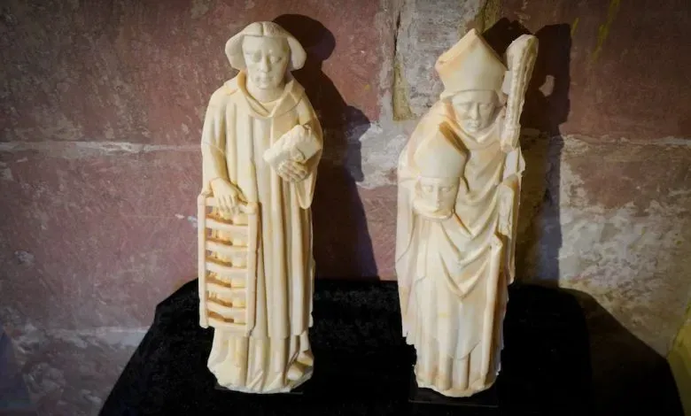 文章重点介绍了2025年四大修复项目，展示3D打印在保护历史与功能物件中的关键作用：哈里斯花呢运用3D打印快速低成本复制织机部件，守护苏格兰传统纺织工艺；英国电影学院借助3D扫描与打印修复珍稀电影设备，保障档案工作的延续性；制造技术中心为考文垂查特豪斯教堂复现失传的14世纪雕像，推动历史重释；演员哈里森·福特则通过3D打印替代不可复得的马桶座圈，彰显该技术应对特殊修复挑战的多功能性。这些案例揭示了增材制造如何同步支撑文化遗产保护与实际问题解决。