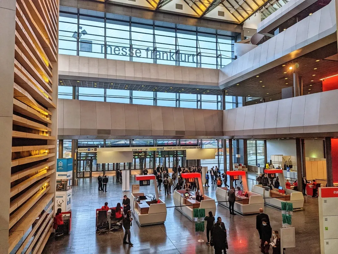 十一月堪称行业重心的决定性时刻：与其说是一系列产品发布，更像是关于产能的制度性决策——融资花落谁家、资质如何认定、哪些原材料具备主权保障，以及在供应链博弈中“激增产能”的真正含义。