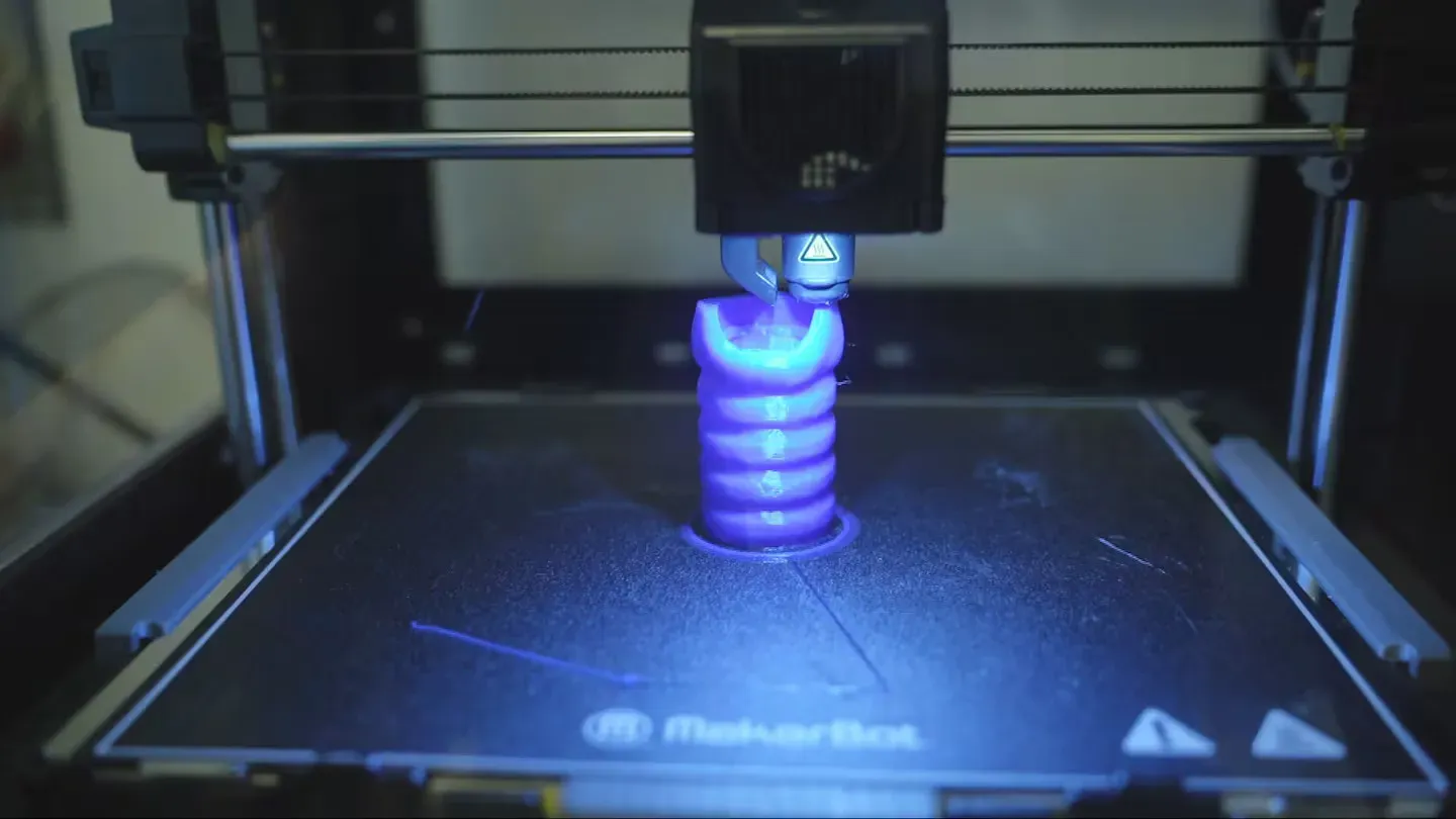 麦吉尔大学健康中心研究院科研人员正借助虚拟现实与3D打印技术，探索通过修复而非移植置换的方式来治疗受损肺部的可能性。在蒙特利尔研究院某实验室内，研究团队正通过VR头显观察肺部解剖数字模型，沿着支气管逐层扫描以定位损伤区域，并规划如何采用3D打印的中空构件衔接器官健康部位。