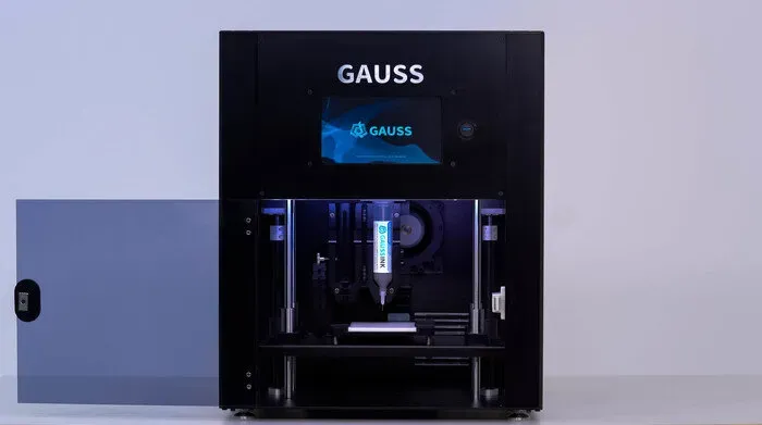 MetalPrinting发布GAUSS MT90金属浆料3D打印机，采用挤出式金属浆料技术，无需激光或粉末处理。设备支持不锈钢、铜、钛等多种材料，构建体积85×85×60毫米，集成HEPA过滤系统，工作噪音仅40分贝，适用于小型功能零件与科研场景。