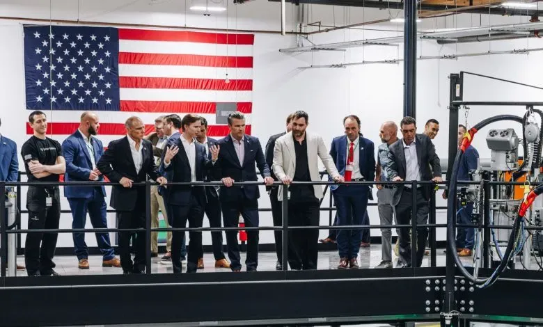 美军高层实地考察火箭实验室与迪韦尔根特，聚焦增材制造在航天国防领域的高速生产应用。两家企业展示了金属3D打印推进系统与模块化制造平台，助力美军实现供应链韧性、快速迭代与装备升级。国防部预算激增反映其将增材制造视为关键战略能力。