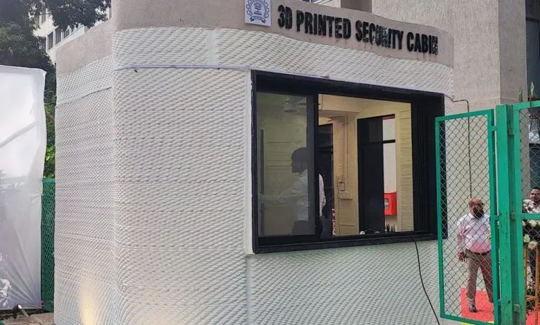 印度理工学院孟买分校学生团队运用自研混凝土材料与3D打印技术，仅用30小时建成一座功能性保安亭。该项目整合数字化制造与可持续理念，展示了快速、低成本、绿色建造的潜力，为印度中小型基础设施与灾后重建提供创新方案。