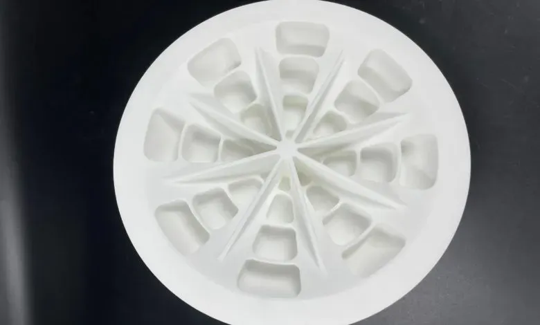 全球阀门服务商与EOS合作，采用聚合物3D打印技术革新油气行业关键部件。通过仿真优化与尼龙12材料，成功开发出耐高压、抗腐蚀的止回阀，并通过行业严苛测试，显著降低持有成本，并将交付周期从52周缩短至1周，推动数字化备件发展。