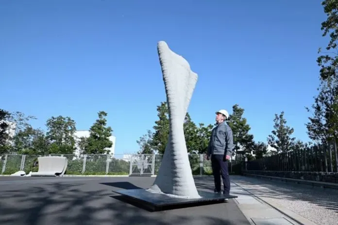 清水建设与卡内基梅隆大学合作研发出基于材料喷射模拟器的混凝土3D打印系统，通过九自由度龙门机器人实现精准控制，有效解决了传统挤出打印难以整合钢筋的难题。该系统能在4小时内成型2.5米高曲面墙体，显著提升复杂钢筋混凝土构件的制造效率与精度。