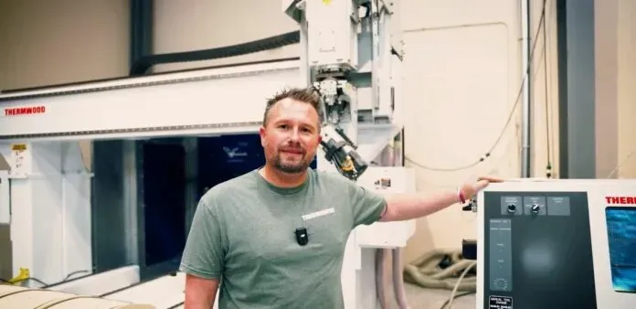 Thermwood发布了名为"靠谱解答"的系列教学视频，聚焦制造领域常见问题。该系列涵盖数控系统、LSAM增材制造、软件及其他技术，首期节目通过验证第三方设备程序可在热电木设备运行，重点解析了数控控制器兼容性。这凸显了其自主研发ULTRA 6超级控制系统的深层集成与自适应优势。该系列以通俗对话风格阐释复杂技术议题，后续将持续探索提升制造效能的技术方案。