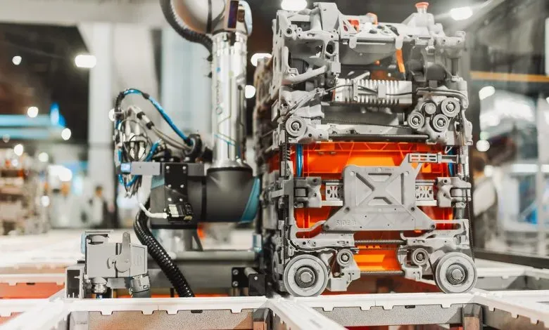 英国Ocado集团在物流机器人制造中全面应用增材技术，通过融合航天级设计、云端工具与惠普设备，实现轻量化部件量产，使安装成本降低40%，并拓展至3D打印食品等创新领域。