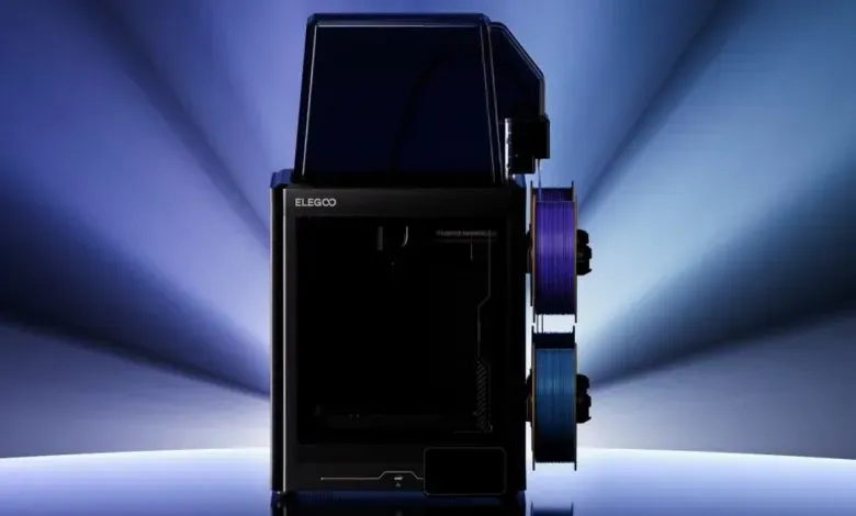 ELEGOO新款多色3D打印机集成自动换色系统，支持RFID材料识别和在线模型社区直连，运行噪音仅45分贝，配备5英寸触摸屏及高温喷嘴等升级硬件，旨在为家庭及入门用户提供安静便捷的专业级多色打印体验。