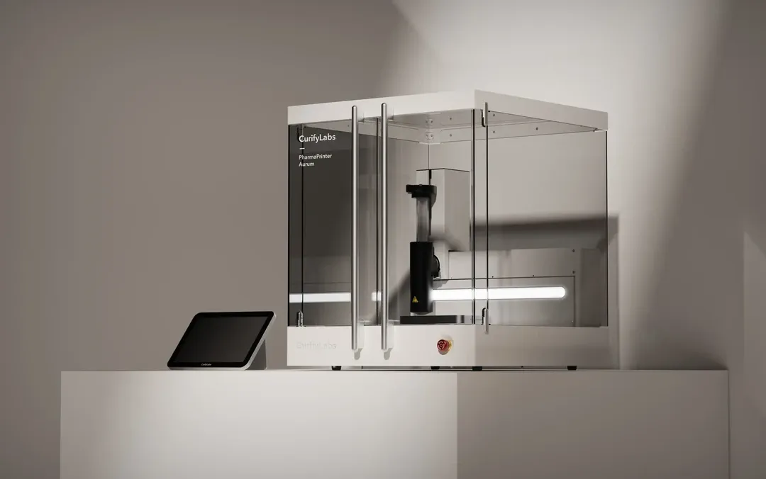 芬兰CurifyLabs推出新一代药物3D打印机PharmaPrinter Aurum，通过集成自动化和高精度技术，将个性化药物复配效率提升至手动操作的9倍。设备支持多种剂型与包装，内置质量控制及网络安全功能，助力药房实现按需、精准制药，推动个性化医疗发展。