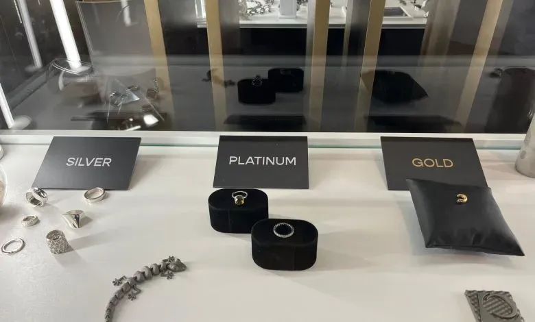 冶金创新、3D打印与创意实验——探秘T.Gold 2026与Progol3D设计大赛的核心要义。在维琴察珠宝展与T.Gold上，莱戈尔重点展示其金属3D打印应用成果，突显该技术如何减少材料浪费、缩短生产周期并拓展设计边界。同期普黄金揭晓第十届Progol3D设计大赛获奖作品，推动年轻设计师通过贵金属3D打印探索创新形态与可持续制造。