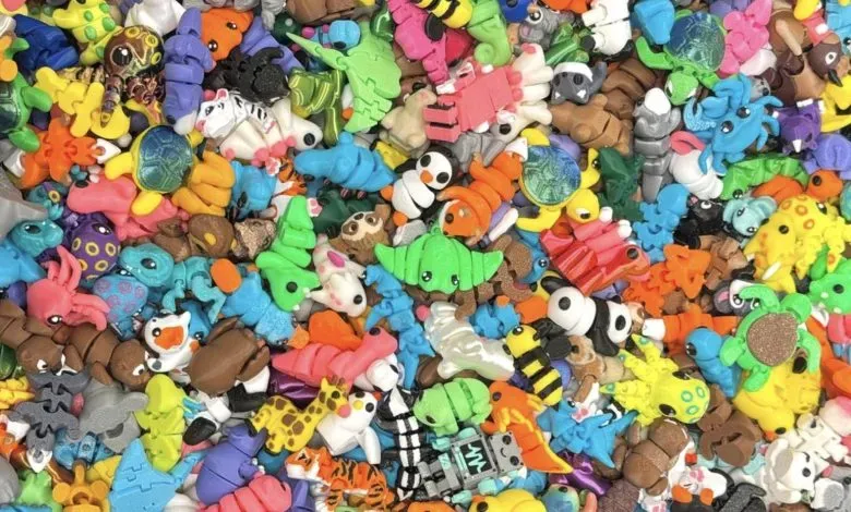 犹他州ZB Designs凭借与Moose Toys的战略合作实现全球渠道扩张，其Wigglitz系列3D打印玩具现已在塔吉特等大型零售商上架。该品牌通过自有打印工厂直接制造，产品线扩展至200余款，并获本年度收藏玩具奖提名。