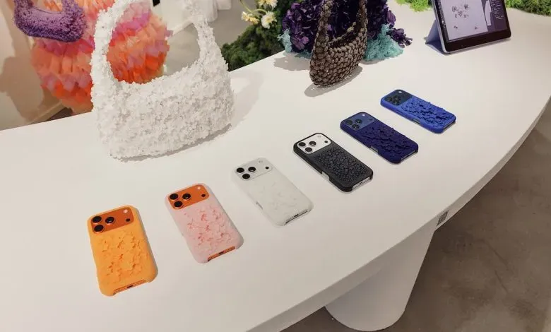 设计师Susan Fang与苹果合作，推出采用柔性TPU 3D打印的iPhone 17 Pro手机壳，以复杂3D模型捕捉立体花卉纹理，通过按需生产和手工染色实现个性化定制。此次合作延续了苹果在终端产品中探索增材制造技术的趋势。