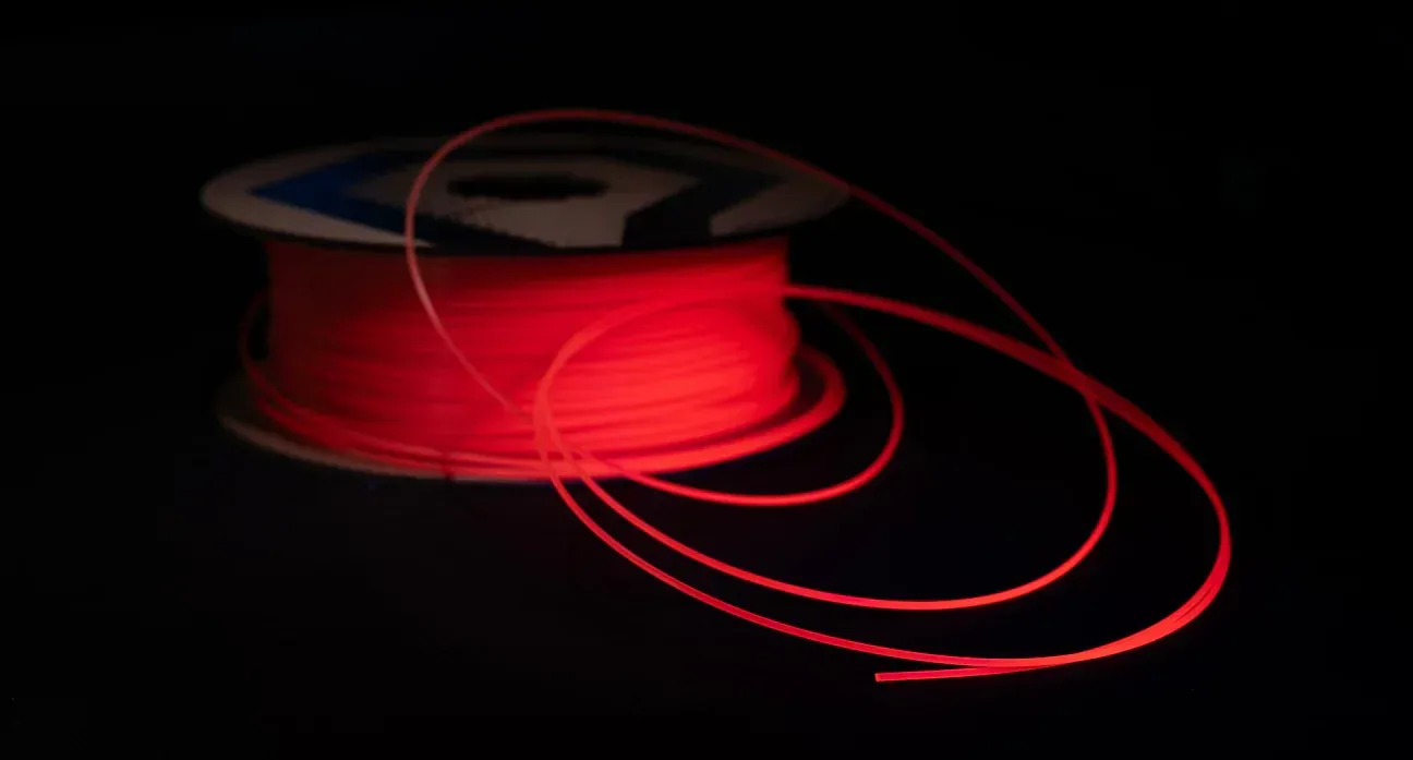 Proto-Pasta 母公司、3D 打印线材制造商 ProtoPlant 与 Quantum Light 合作，共同开发一款量子点增强型 3D 打印线材。该材料在 CES 2026 上发布，通过将半导体纳米晶体融入热塑性线材中，实现了在紫外线照射下的可控色光发射。