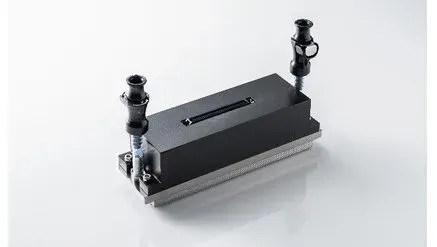 京瓷开发出新型工业压电喷墨头，采用专有弯曲模式执行器，将材料粘度支持提升至原技术的16倍，墨滴体积增大20倍。通过优化流体通道设计，提高了高粘度材料喷射稳定性，适用于汽车、增材制造及电子领域，可提升产能与打印质量。