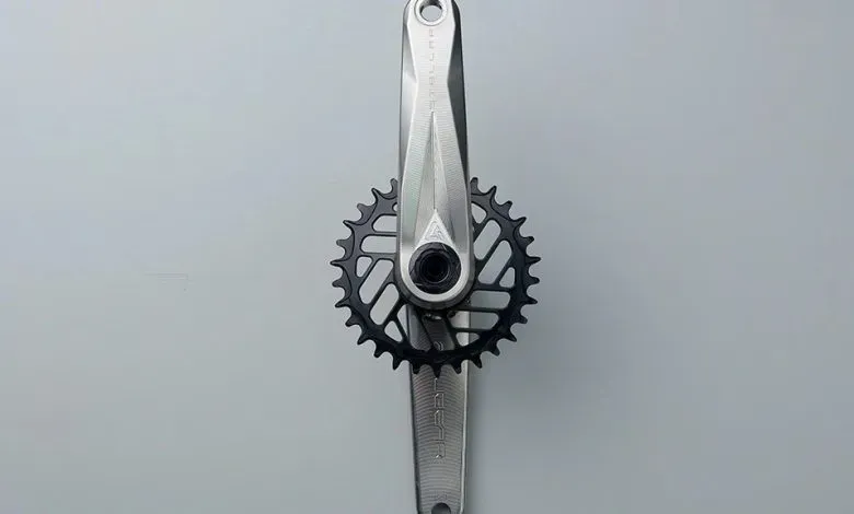通过数控加工与金属3D打印结合，Materialise与Alugear重新设计并量产钛合金自行车曲柄组，实现减重50%、强度提升与一体化成型，突破传统工艺局限，满足专业赛事需求并具备规模化应用潜力。这款高性能零部件专为越野山地自行车所设计。