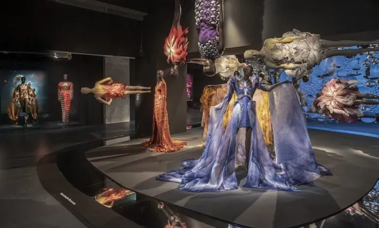 一场在布鲁克林博物馆举行的即将到来的展览——"Iris van Herpen：塑造感官"，将展出这位荷兰设计师的140多件高级定制作品，突出展示她在3D打印、激光切割以及创新材料等数字技术领域具有开创性的应用。展览探讨了时尚、科技与人体的交汇，展出了van Herpen与如Materialise等公司的合作成果，以及她对于SLS、SLA等工艺技术的运用。除了她的设计，展览还融入了当代艺术家作品和科学文物，强调了她融合仿生学与数学的实验性创作方法。此前在欧洲展出的这场展览，将在北美首次亮相。