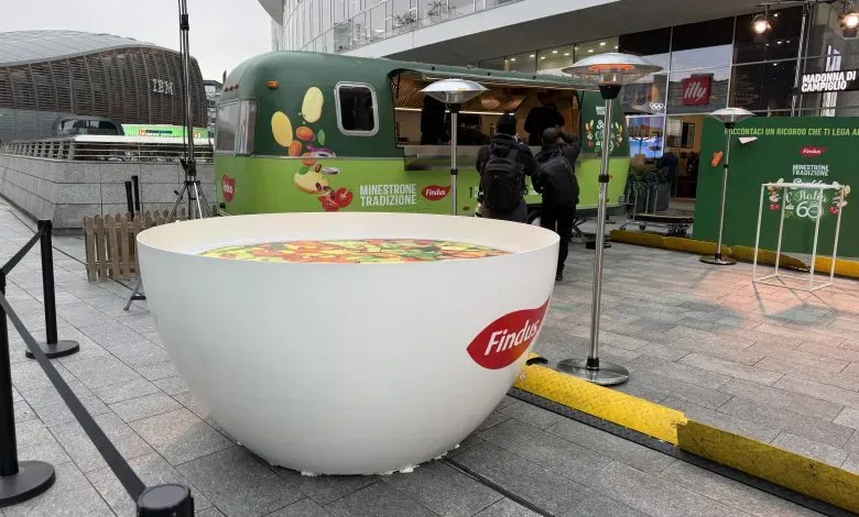 米兰盖·奥伦蒂广场近日展出一件巨型3D打印蔬菜浓汤杯装置，由White Label工作室设计，并采用Moi Composites的LFAM短纤维制造技术制成。该创意项目配合Findus品牌60周年庆典，同时联动社会捐赠计划，展现出大尺寸3D打印在品牌传播与产业创新中的跨界应用潜力。