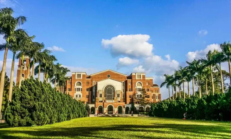 台大团队通过调控浆料流动性与树脂成分，研发出与立体光固化工艺兼容的超高固含量悬浮浆料，在3D打印陶瓷中实现小于6.5%的收缩率与近全致密部件，为高精度工程应用奠定基础。