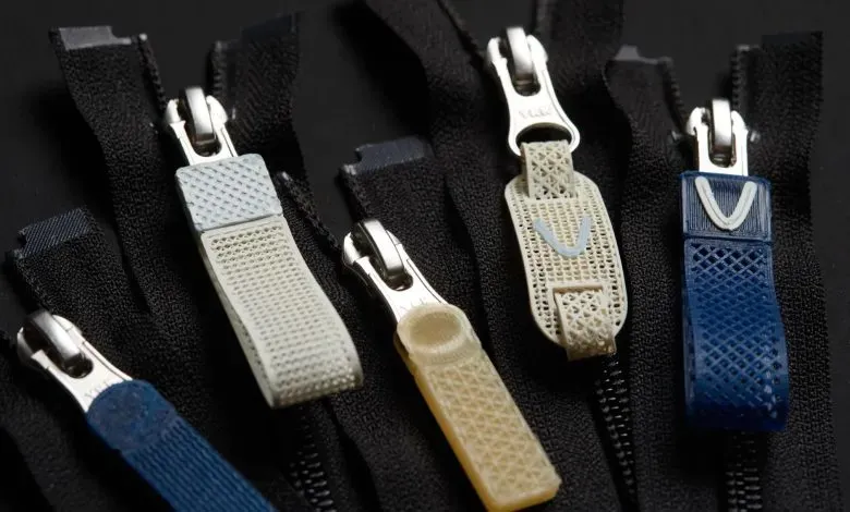 美国初创Variloom研发线材与3D打印织物系统，以生物基TPU和天然纤维为原料，实现服装按需制造且零裁剪废料。该系统已获YKK、Rip Curl合作应用，材料可循环三次，计划2026年启动试点工厂，推动可持续时尚量产革新。