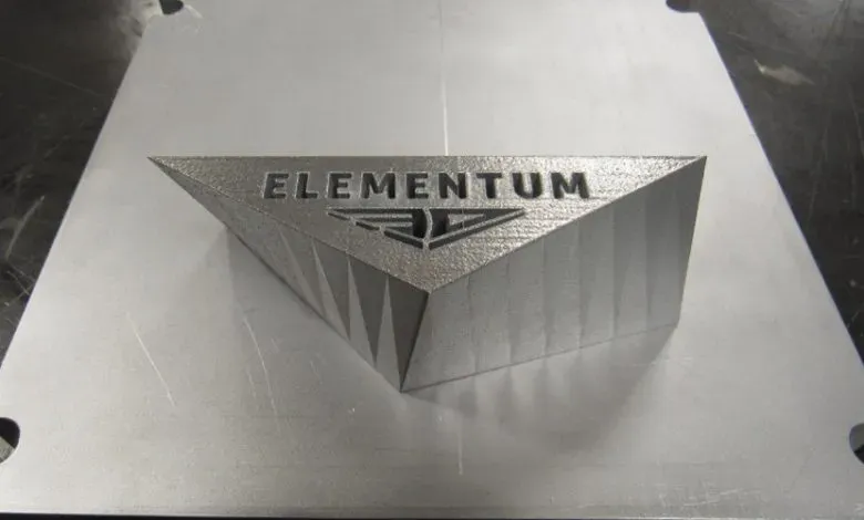 通过反应性增材制造技术，Elementum 3D在激光粉末床熔融中利用原位生成陶瓷颗粒，将铝合金凝固组织转为细小等轴晶，有效抑制热裂纹，实现接近全致密且力学性能均匀的复合材料，沉积效率显著提升并已应用于航天部件试制。