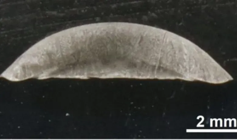 广岛大学团队创新采用热丝激光增材制造技术，通过精确控制温度及引入镍中间层，有效抑制了WC-Co材料在3D打印过程中的开裂、钴流失和η相形成问题，成功制备出无孔洞、硬度达1400 HV以上的致密部件，为硬质合金复杂刀具制造开辟新路径。