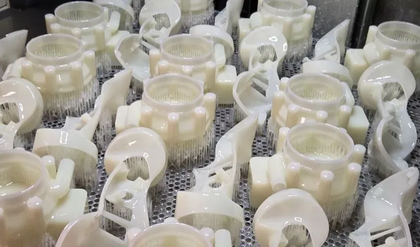 由Raplas Technologies开发的SmartBuild是一种旨在应对工业化立体光刻（SLA）关键规模化挑战的软件解决方案。它通过自适应分层技术，在单一打印任务中实现不同的层厚与样式，从而消除了传统上速度与质量之间的权衡。该软件通过对每个零部件区域层面进行曝光控制，降低了树脂收缩与零件变形，并能生成接近抛光的表面，极大简化了后处理过程。SmartBuild实现了关键制造步骤的自动化，带来了可衡量的成果：打印时间减半、通过优化树脂用量和减少后处理降低单个零件成本，并提升工艺重复性。这使得立体光刻打印机得以转变为量产就绪的工业设备，支撑制造业向开放、数据驱动、软件定义的方向转型。