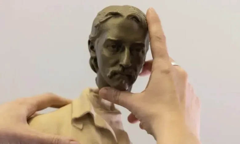 利兹大学借助3D扫描与打印技术，成功为一尊无头雕像复原头部并确认其为19世纪作家史蒂文森。该技术还用于制作夜光微缩复制品，提升文物亲和力，并在全球文物保护领域展现修复潜力，推动历史遗产与当代社会的连接。