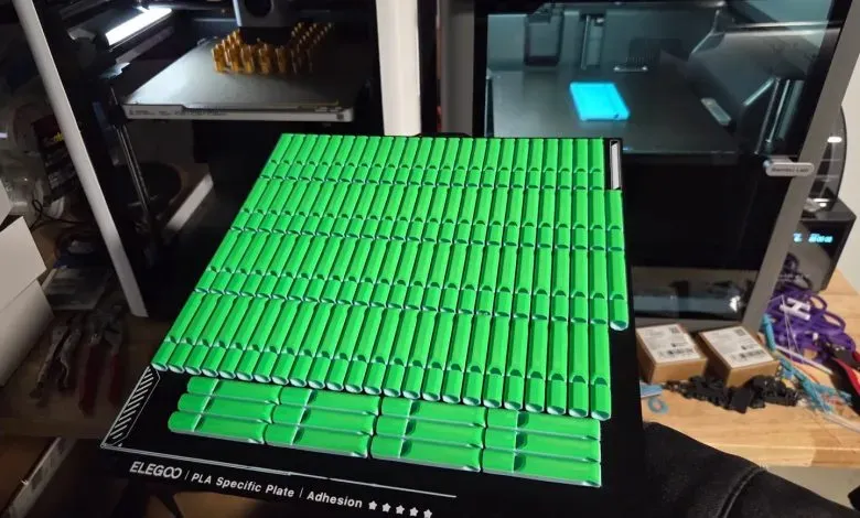 一项志愿者发起的分布式3D打印计划在美国迅速扩展，已协调180多名成员通过消费级设备生产低成本哨子，支持社区预警与合法集会活动。该网络每周可分发数万只哨子，由作家与法律专业人士主导，并严格限定在合法用途范围内运作。