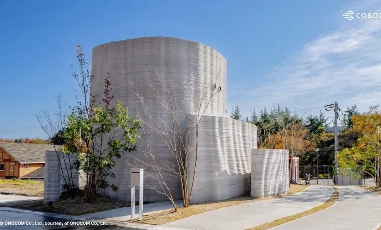 日本首栋两层3D打印住宅通过官方抗震审批，采用COBOD定制打印技术，现场与场外结合实现洞穴设计。该项目验证了3D打印混凝土的抗震合规性，为解决劳动力短缺提供自动化方案，未来将扩展至土木、防灾及灾后重建领域。