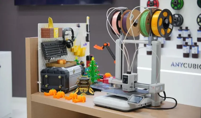 Anycubic Kobra X以一体化四色直插设计简化多色FDM流程，支持自动换料与AI监控防错，同时优化挤切结构减少耗材浪费。该设备兼顾速度提升与操作便捷性，面向教育、创客及专业用户，以不足300美元价位推动高效彩色打印普及。