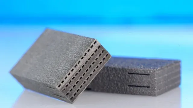 德国InnoWaerm项目获政府资助，通过优化激光粉末床熔融及预热技术，实现钛铝合金3D打印微型反应器与热交换器制造突破，旨在推动轻量化、耐高温氢能部件在航空及交通领域的商业化应用。