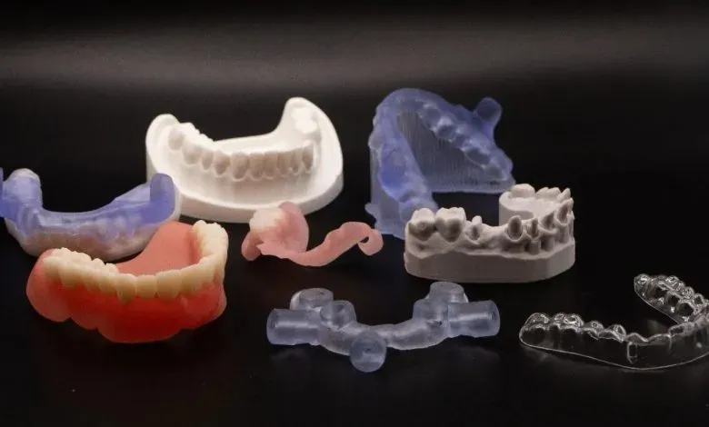 Axtra3D联合pro3dure推出具备抗生物膜功能的新型牙科树脂，并强化软件协作。新材料采用非抗生素机制，减少菌膜附着并提升佩戴舒适性，同时软件集成实现AI自动化排版与任务准备，助力技工所提升打印效率与规模化生产能力。