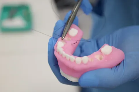 Stratasys推出基于多材料3D打印的牙科解剖模型方案，可替代传统生物标本，模拟真实组织生物力学特性，支持钻孔、缝合等临床操作。该技术以标准化、可定制化优势，助力教育及医疗器械领域提升培训效率与产品验证精度，推动数字化牙科发展。