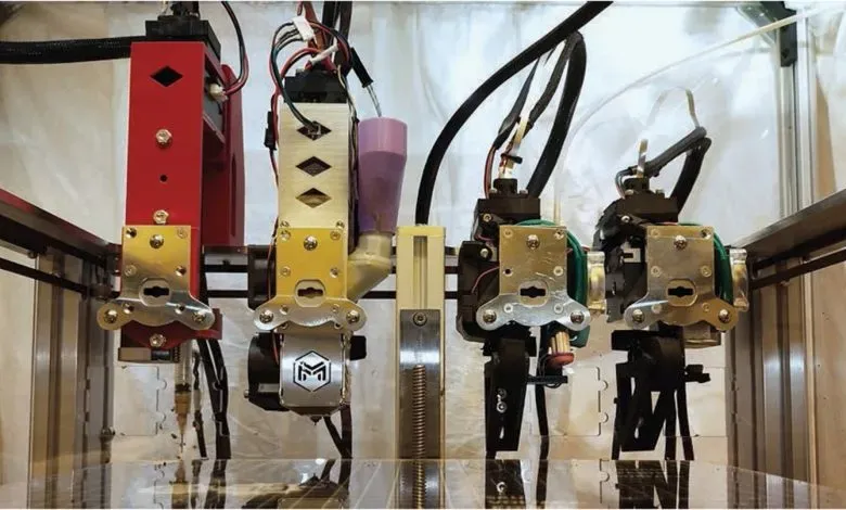 MIT研究人员通过改造多材料挤出3D打印系统，实现导电、磁性等五种材料的一体化集成打印，成功制造出功能完整的线性电机，材料成本仅0.5美元且驱动力显著提升。该技术有望变革传统电子制造模式。