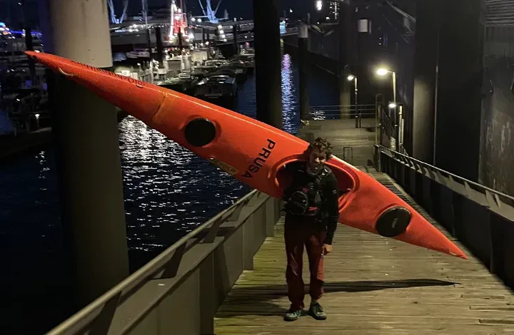 两名爱好者用3D打印技术制造出一艘PETG材质皮划艇，历经结构故障、体力极限等挑战，耗时九天完成布拉格至汉堡约800公里的航行。项目文件已开源，展示3D打印在复杂实际应用中的成熟潜力。