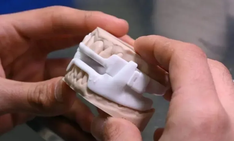 澳大利亚3D Sleep公司利用口内扫描、CAD设计及EOS 3D打印技术，构建数字化生产流程，实现定制下颌前移矫治器的高效规模化制造。相比传统手工方式，该方案大幅提升产能，并采用尼龙材料降低断裂率、提升舒适性，为睡眠呼吸暂停治疗提供更可靠解决方案。