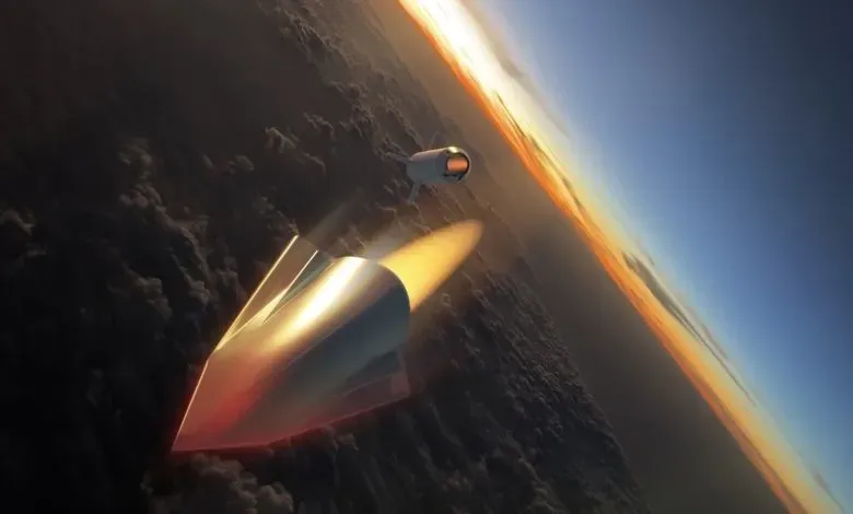 L3Harris在美国国防部GAMMA-H项目支持下，通过整合大幅面3D打印与机器人技术，开发出超燃冲压发动机端到端制造方案。该技术将传统制造工序合并，实现从金属粉末直接快速制造完整推进系统，大幅降低加工时间和供应链复杂度。