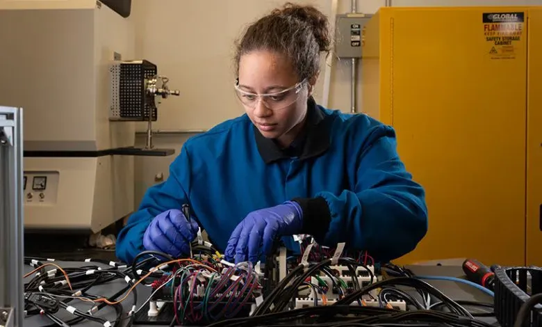 普渡大学研究人员通过3D打印技术实现含能材料的精准定制，突破传统制造局限。该技术可程序化控制材料孔隙结构、复合不同机械性能材料，并开发出高效安全的聚合物粘结炸药制备工艺，为含能材料设计提供全新范式。