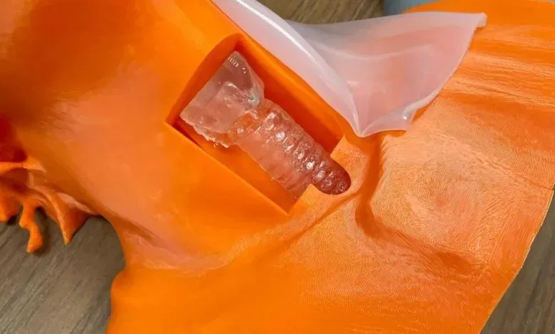 佐治亚州梅瑟大学团队通过3D打印技术研发出低成本环甲膜切开及胸管插入术模拟器，单价仅数美元，已在多校区及合作医院投入使用。其设计方案将免费共享，并支持定制优化，助力资源匮乏地区构建可持续医疗培训体系。