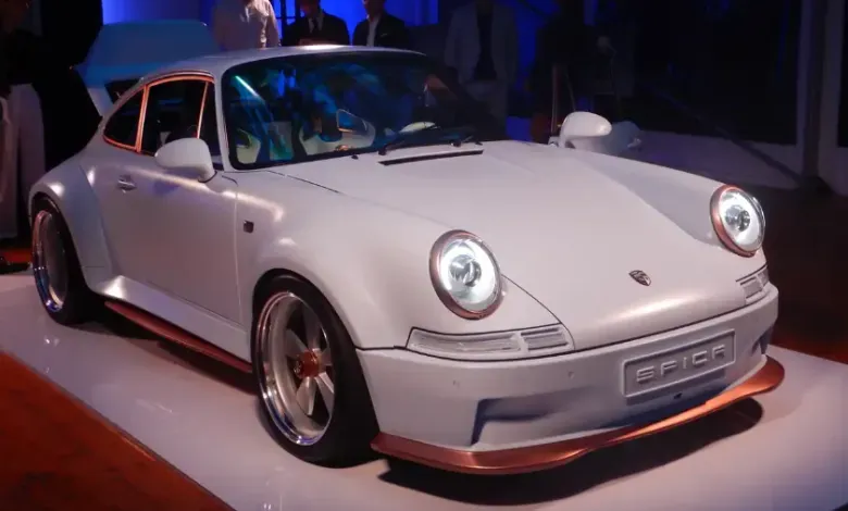 波兰团队采用5种增材制造技术，历经750小时设计与4500小时制造，通过多台专业设备完成保时捷911电动改装。项目涵盖车身套件、内饰及功能部件，实现毫米级精度装配，展现了3D打印技术在高难度定制化汽车改造中的高效集成与创新应用。